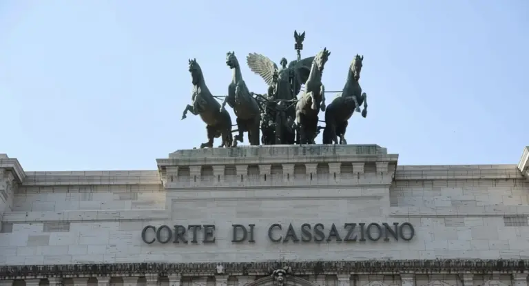 Facciata della Corte di Cassazione con statua e cavalli in cima