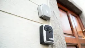 Cassette di sicurezza con codice numerico fissate a un muro vicino all'ingresso di un'abitazione