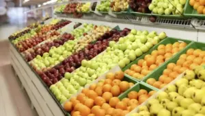 Bancarella di frutta assortita in un supermercato Eurospin