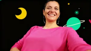 Persona che sorride con sfondo illustrato a tema spaziale, con pianeti e luna