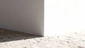 Angolo di una struttura minimalista con luce e ombra su superficie in pietra