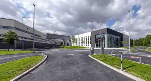 Edificio aziendale moderno in Lombardia con parcheggio e ingresso principale