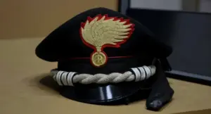 Cappello da uniforme di un maresciallo dei Carabinieri appoggiato su una scrivania