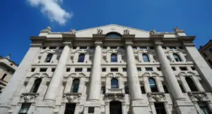 Facciata dell'edificio della Borsa di Milano in una giornata di cielo sereno