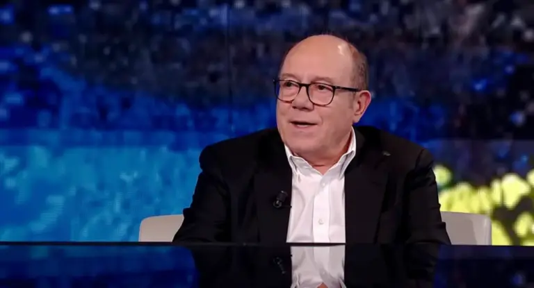 Una persona seduta in studio televisivo durante un'intervista.