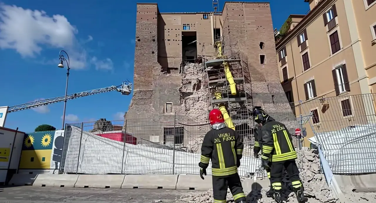 Vigili del fuoco davanti al crollo parziale della Torre dei Conti a Roma