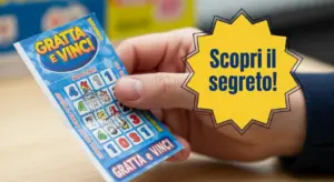Una mano tiene un biglietto Gratta e Vinci parzialmente grattato