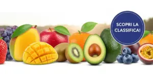 Varietà di frutti freschi tra cui mango, kiwi, avocado, mela, fragola e mirtilli su sfondo chiaro