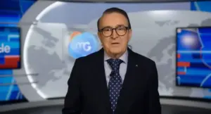 Una persona in uno studio televisivo con grafica meteo sullo sfondo