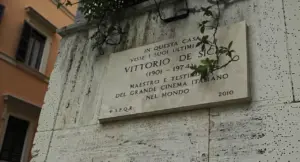 Targa commemorativa su un edificio che ricorda Vittorio De Sica a San Saba