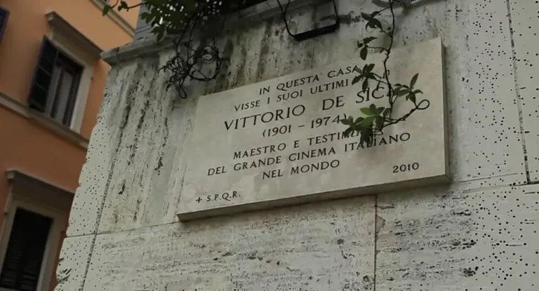 Targa commemorativa su un edificio che ricorda Vittorio De Sica a San Saba