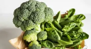 Broccolo e foglie di spinaci freschi su un tavolo