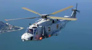 Elicottero militare NH90 in volo sopra una zona costiera