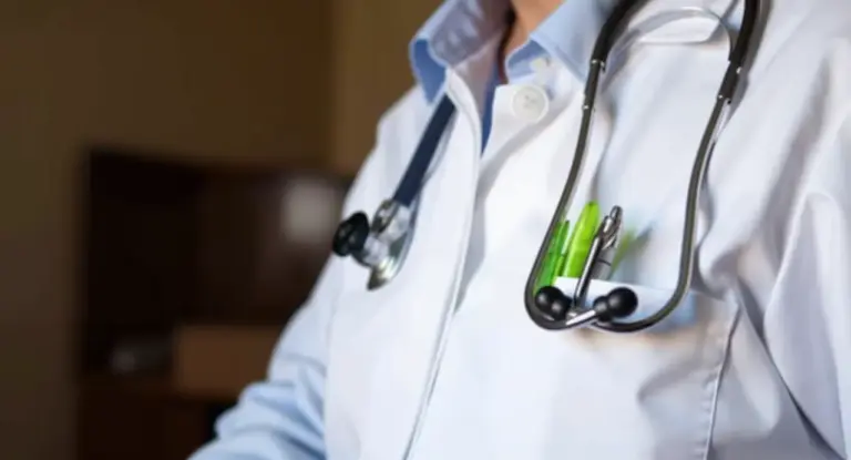 Medico con camice bianco e stetoscopio appeso al collo
