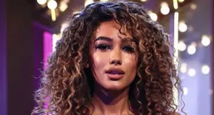 Una persona con capelli ricci in uno studio televisivo illuminato